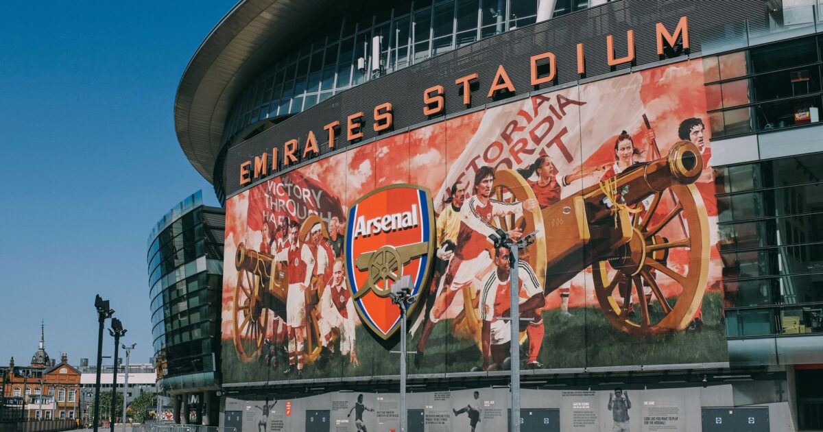 Bart Verhaeghe revela agradecimento do Arsenal pela contratação de Christos Tzolis