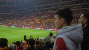 Zalazar brilha com golaço na Champions e exibe prémio de melhor em campo