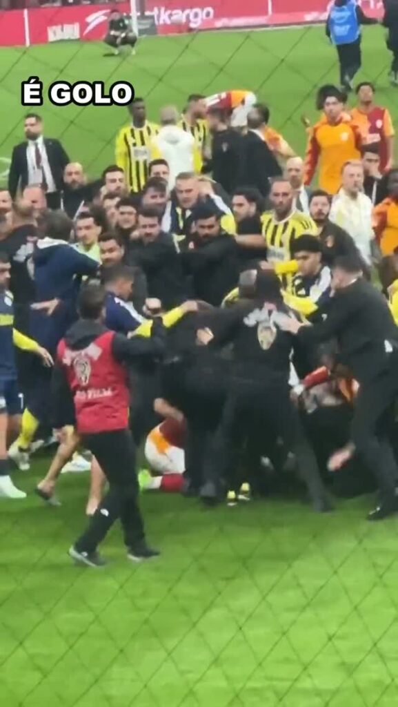 Galatasaray bate Fenerbahçe por 2-1 em dérbi tenso
