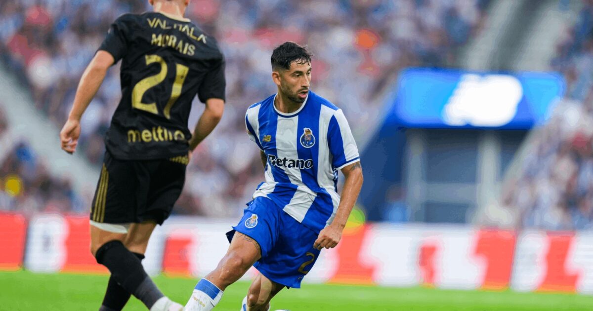 Alan Varela e Enzo Fernández trocam camisolas após o FC Porto-Manchester City