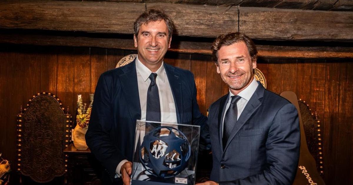Villas-Boas oferece lembrança a Ferran Soriano em jantar oficial entre FC Porto e Manchester City