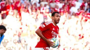 Jogador do SL Benfica com a bola na mão