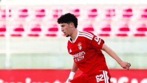 Jogador do SL Benfica em corrida durante o jogo