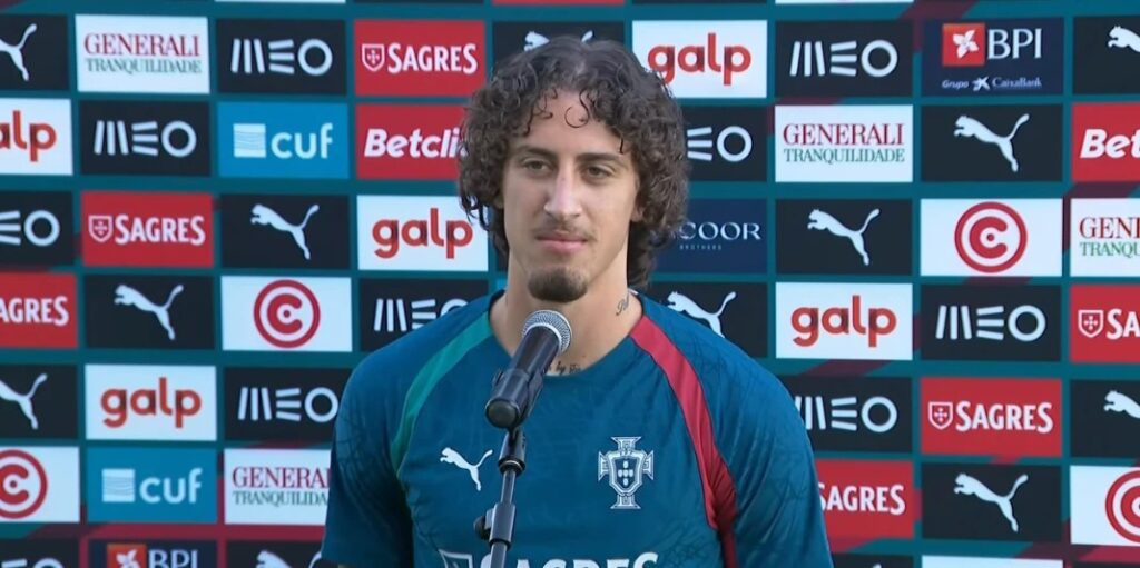Fábio Silva com o equipamento de treino da Seleção Nacional, a falar aos jornalistas