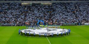 Estádio do Dragão cheio, com a bola gigante da Liga dos Campeões estendida no relvado
