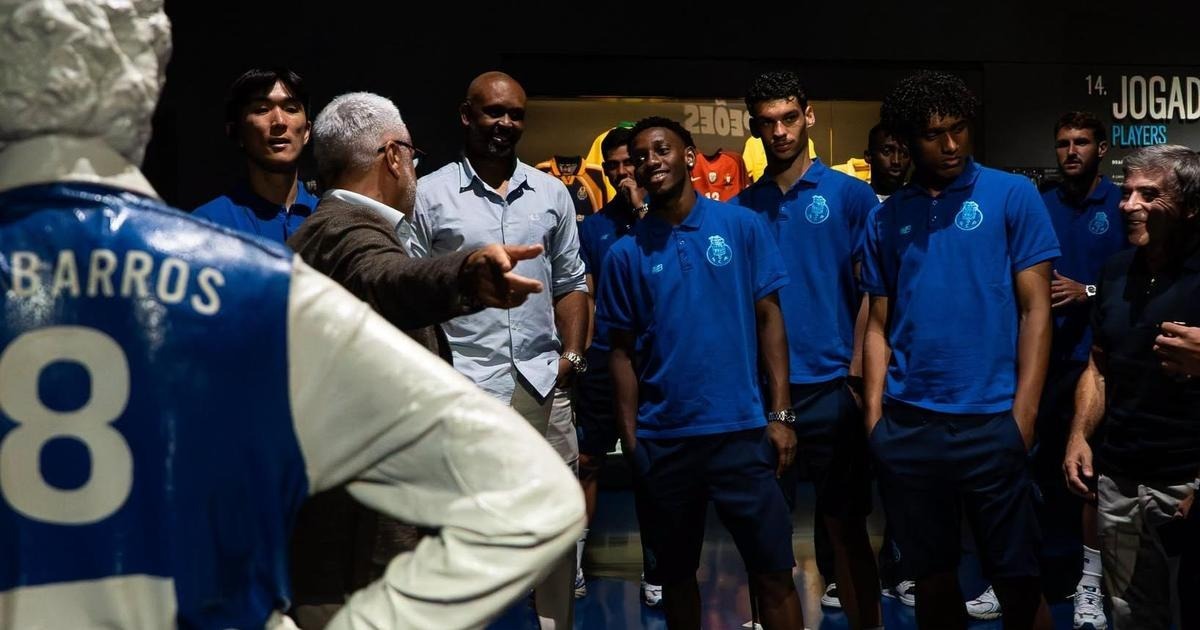 Reforços do FC Porto conhecem mística do clube em visita ao Museu com lendas azuis e brancas