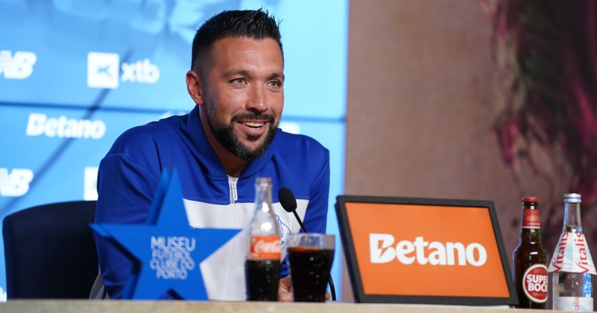 FC Porto: Farioli denuncia «bombas» e rebate duas derrotas