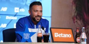 Francesco Farioli, treinador do FC Porto, em conferência de imprensa