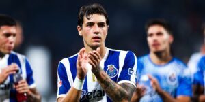 Jakub Kiwior a aplaudir com a camisola do FC Porto