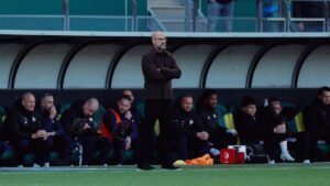 Peter Bosz de braços cruzados junto ao banco do PSV