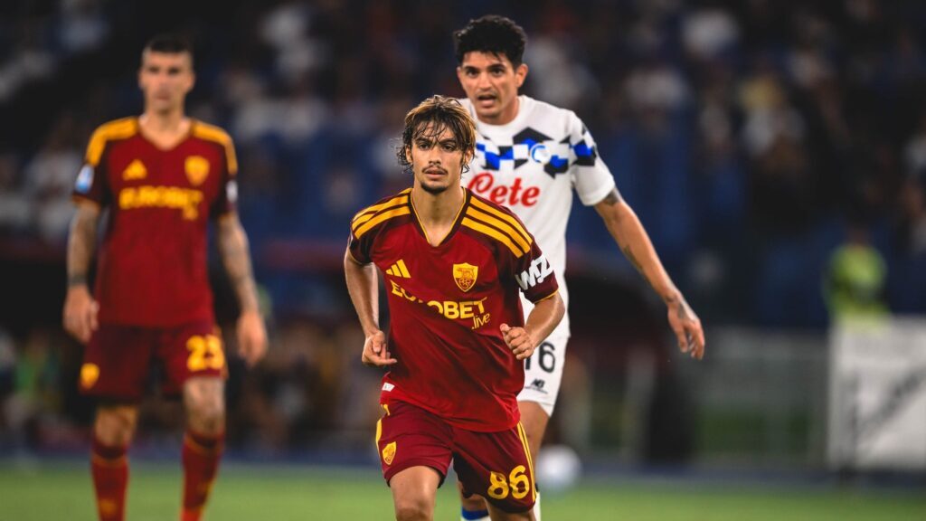Rodrigo Mora com a camisola da AS Roma
