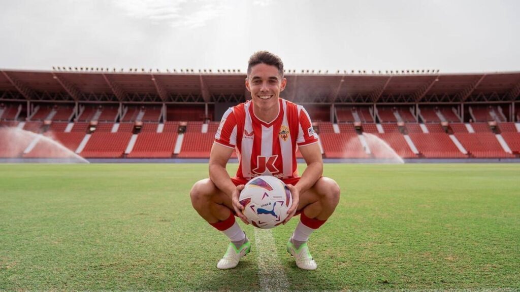 Sergio Arribas — pose relvado com bola