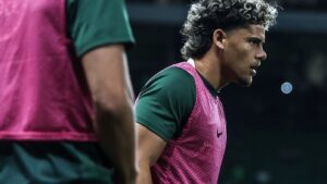 Jogador do Sporting CP em treino, de colete